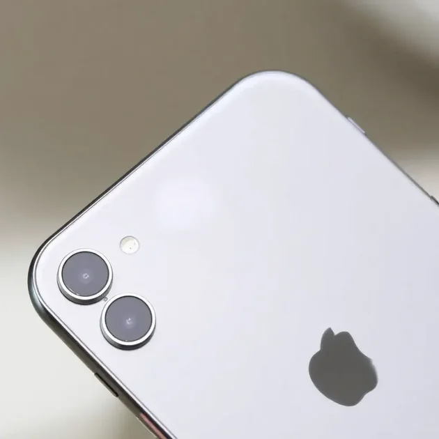 Headline: iPhone 17 Models Face Connectivity and Durability Issues: Users Raise Concerns Over Performance